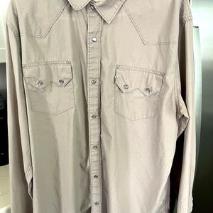 Men’s Levi’s western long sleeve shirt with Pearl snap buttons.
